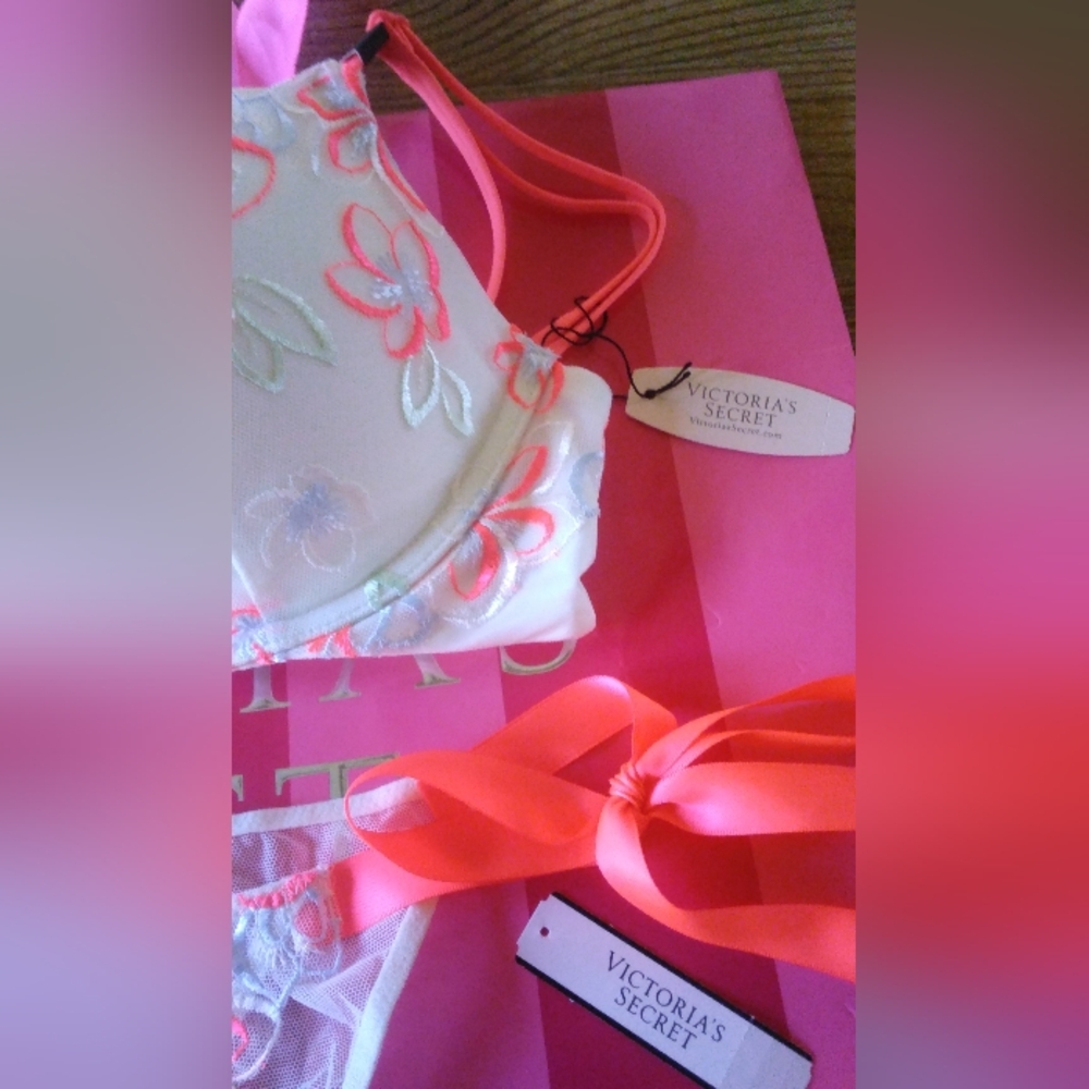 Victoria's Secret Stunning/Elegant Bra And Pantie Set! Panties-small Bra-34C - Picture 12 of 14